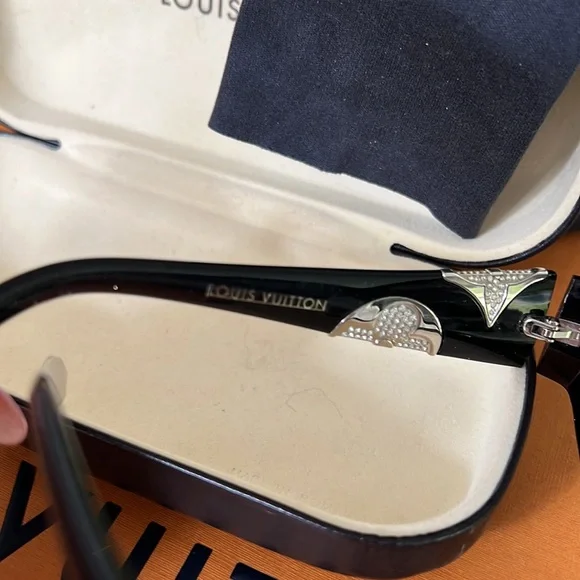 LOUIS VUITTON “IRIS” Sunnies😎 - Picture 8 of 17